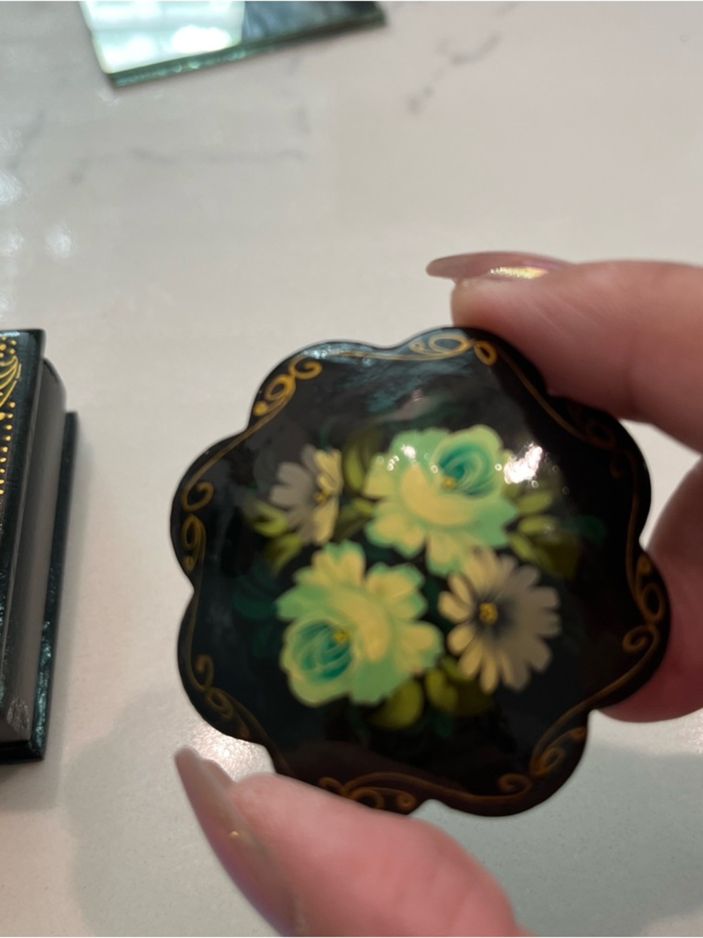 Hand Painted Russian Lacquer Trinket Box Black Green Gold AND Brooch Signed - Picture 4 of 12